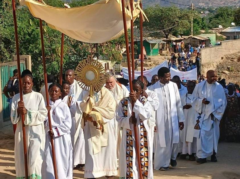 Fé Sai à Rua na Cidade de Tete. Festa do Corpo de Deus
